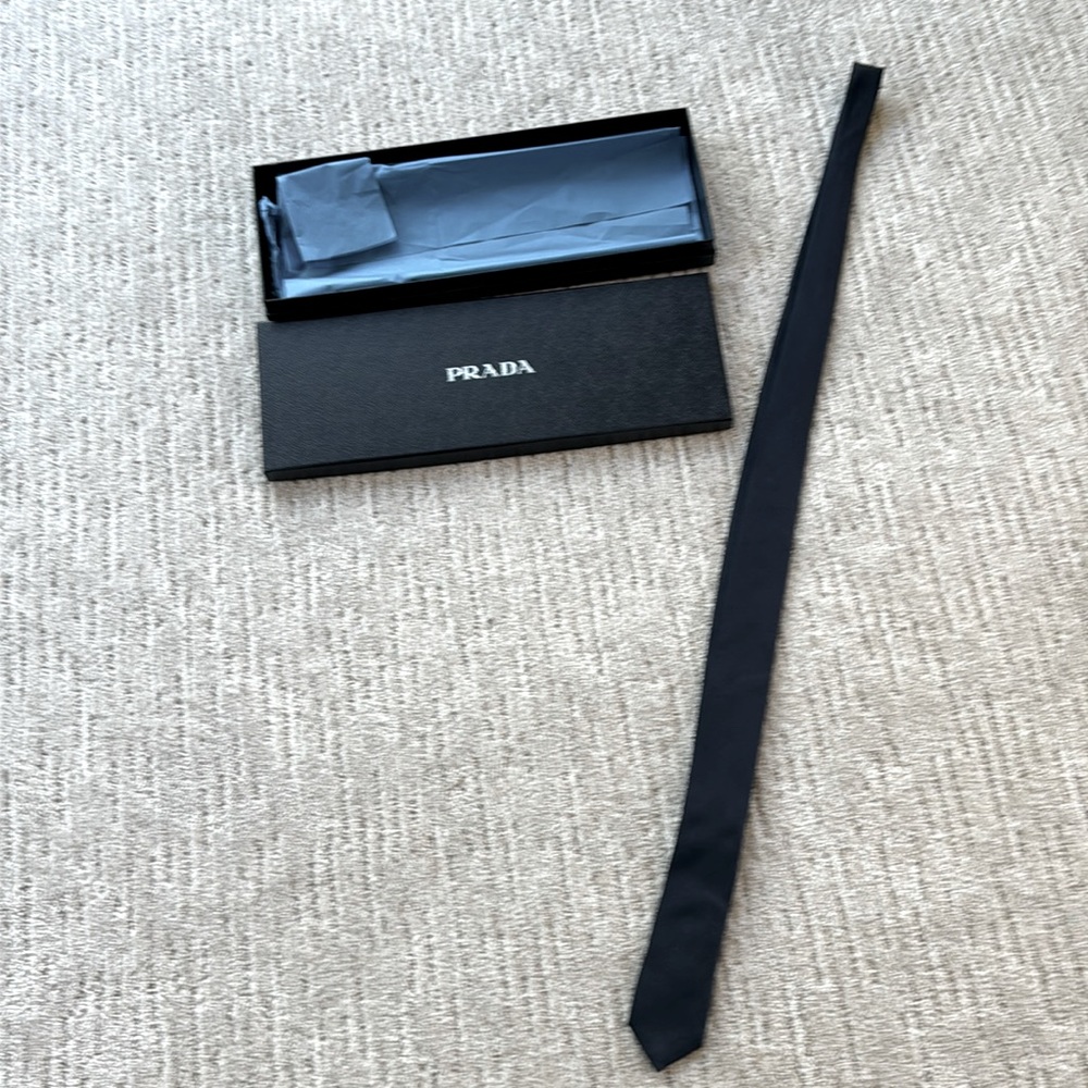 Men’s Prada tie